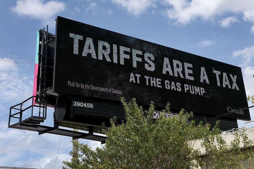 "Los aranceles son un impuesto en la gasolinera", dice en inglés este cartel en el sur del estado de Florida.
