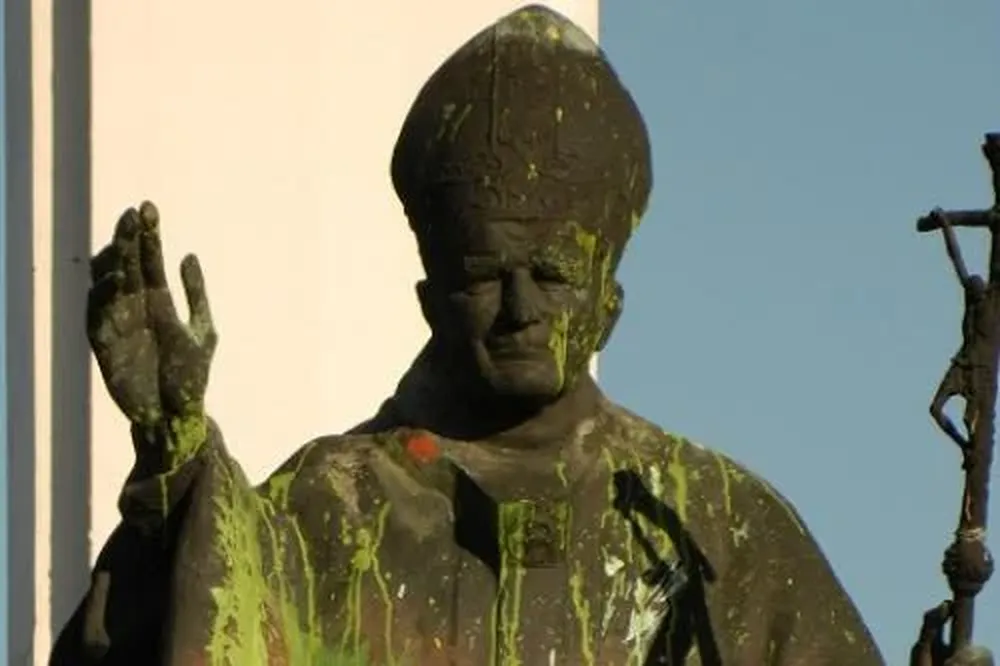 La estatua del Papa tras el ataque