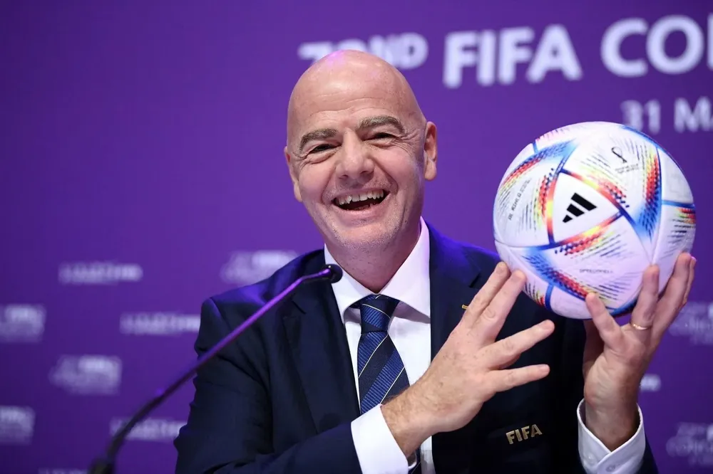Gianni Infantino, presidente de FIFA, con la pelota oficial del Mundial 2022
