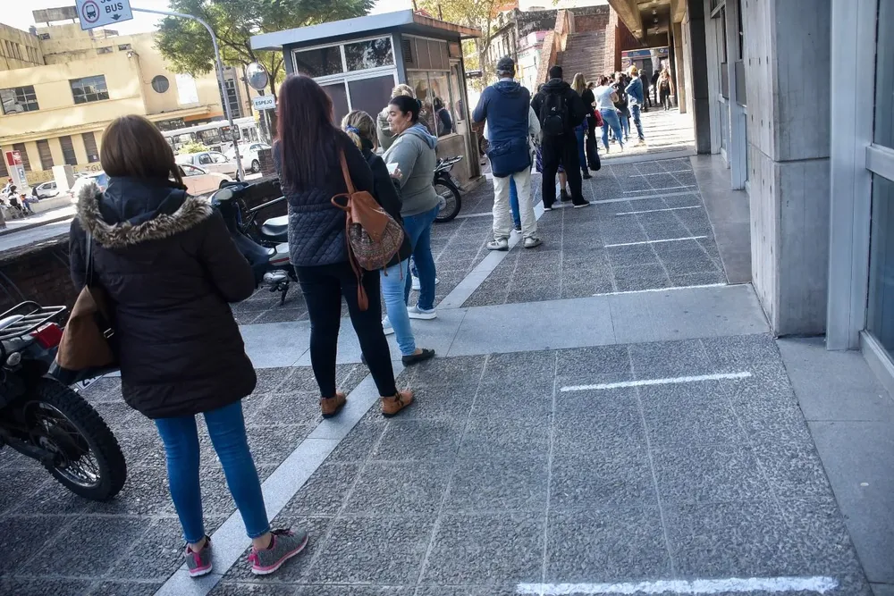 Archivo. Cola de gente en la sede del BPS