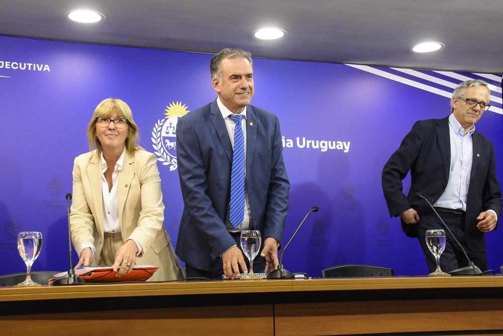 20250325 Yamandu Orsi, Cristina Lustemberg, Rodrigo Arim en conferencia, Consejo de Ministros.