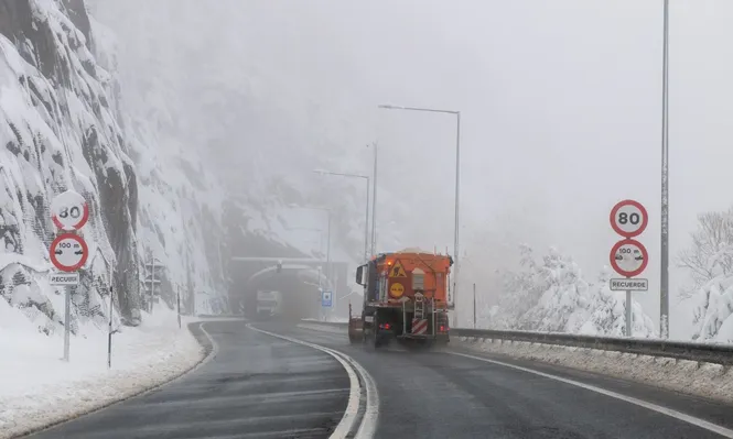 Maquinas quitanieves trabajan este sábado, en la carretera N-230 dirección Vielha a causa de las nevadas.