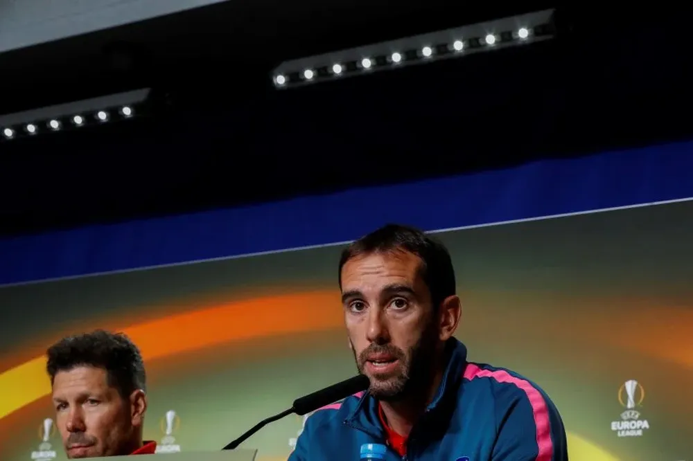 Godín y Simenone en la previa del partido ante Arsenal en Madrid