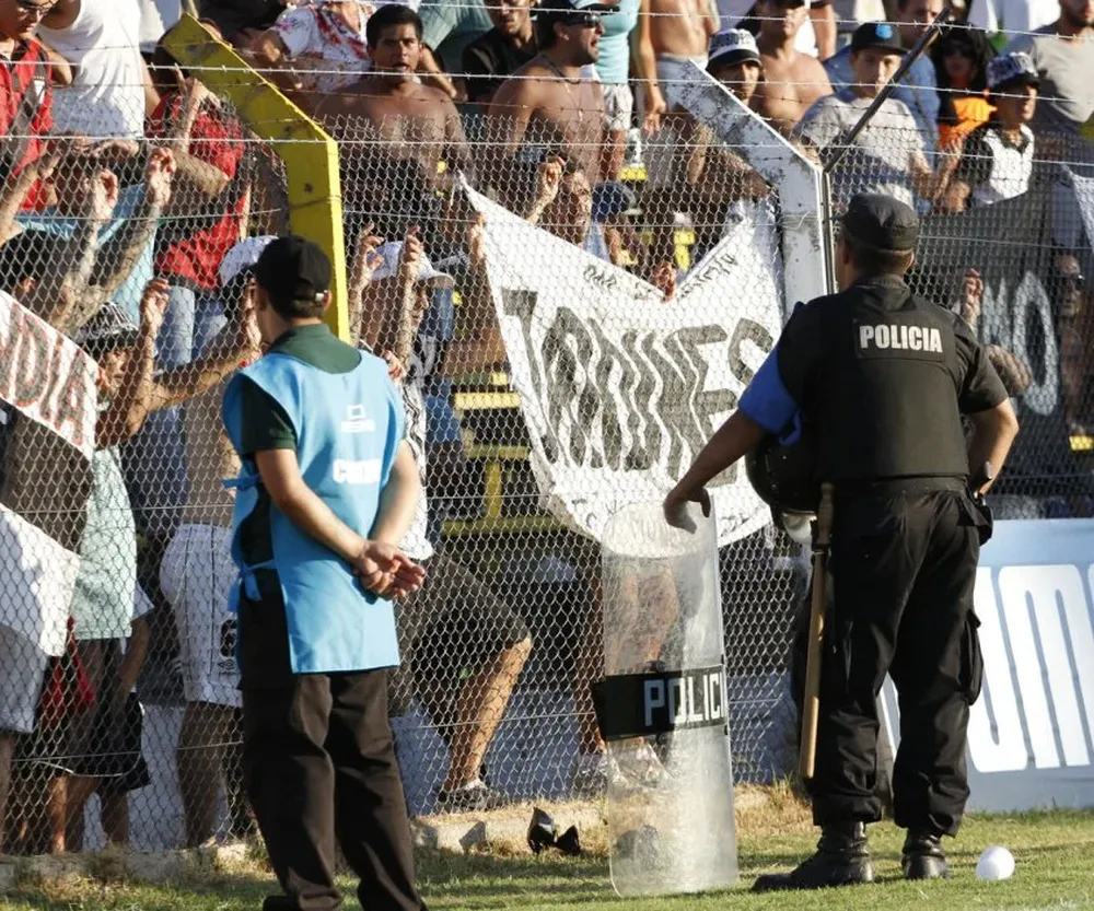 La hinchada de Danubio provocó la suspensión momentánea del partido