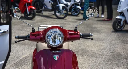 Motos y triciclos eléctricos presentados en el marco del programa Subite