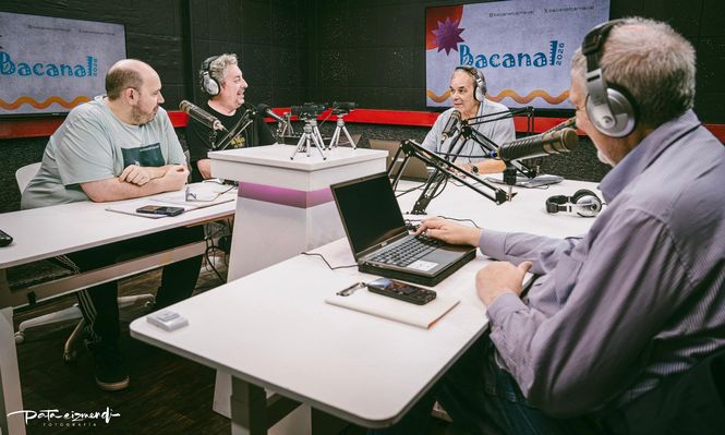 Rafael Villanueva sigue recibiendo apoyos y varios surgen en el carnaval: uno nació en el estudio donde se emite el programa Bacanal.