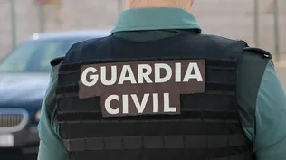 Un agente de la Guardia Civil, de espalda.