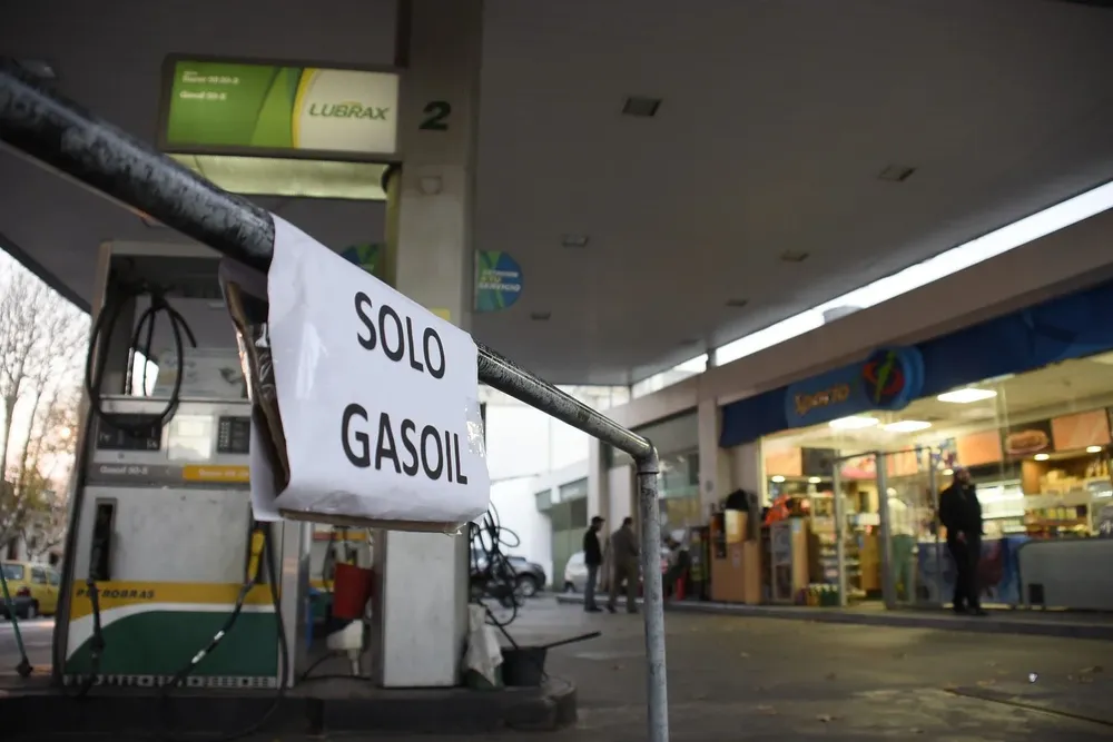 El gobierno definió que mantendrá sin cambios las tarifas de los combustibles para diciembre.