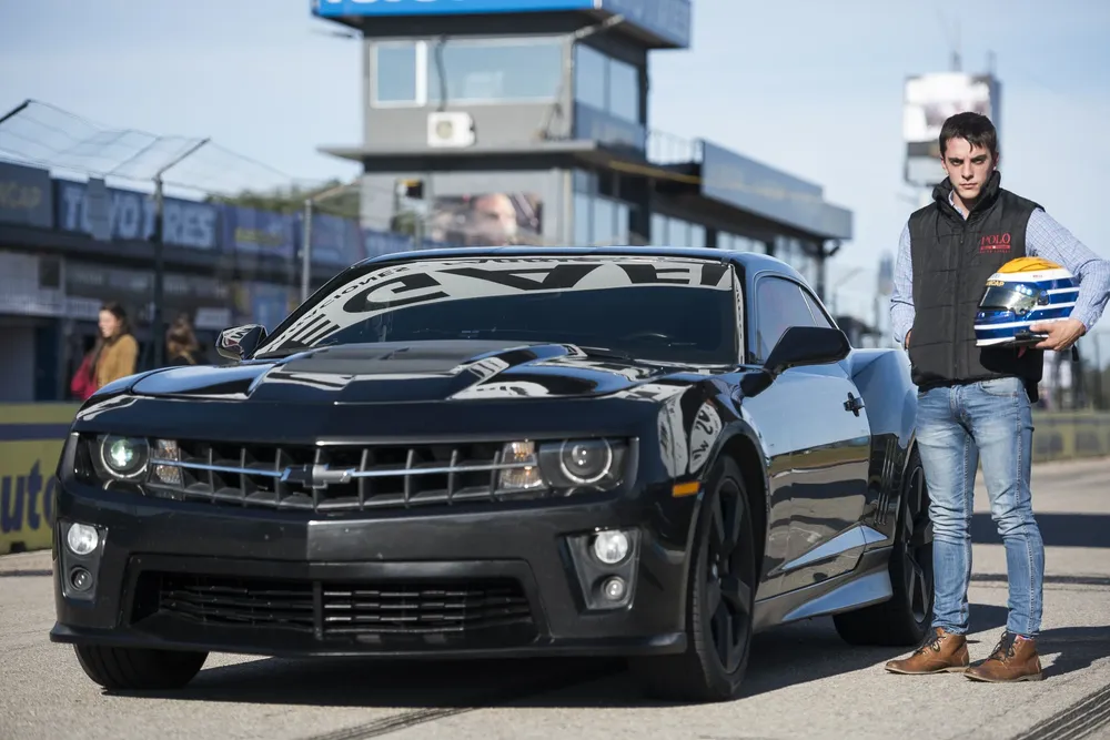 Urrutia y el Camaro en el que llevó a los periodistas