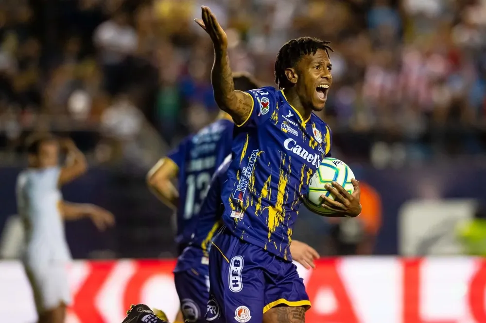 Abel Hernández festeja sus goles en Atlético de San Luis de México