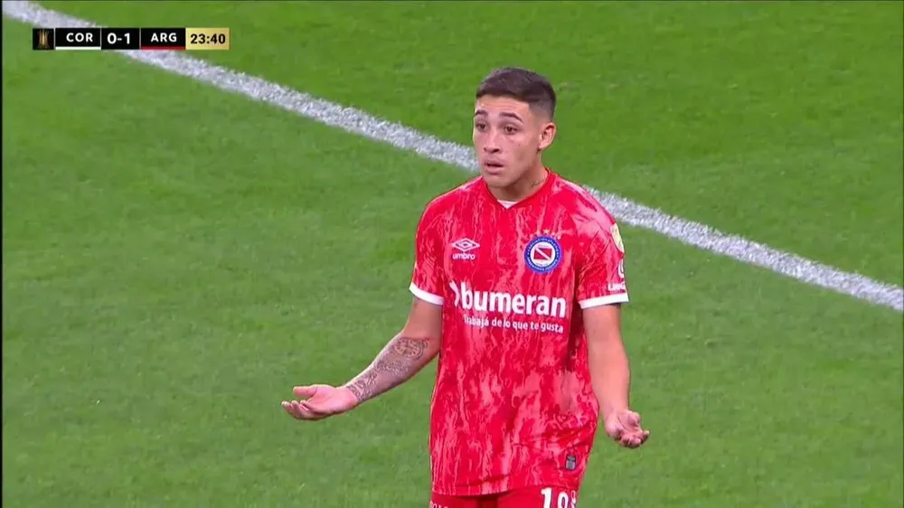 Santiago Montiel y la curiosa jugada al pasarle la pelota al arquero de cabeza