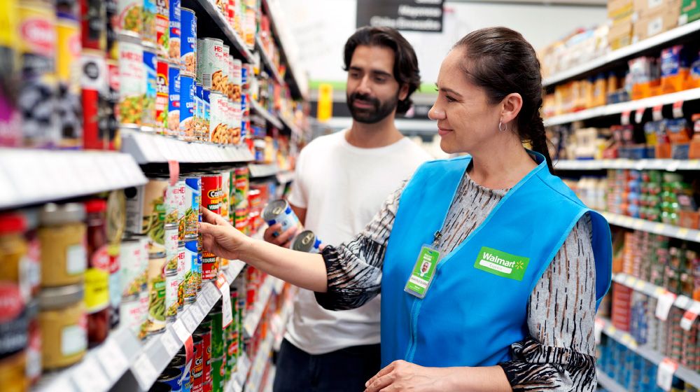 La legislación estadounidense, como la IRCA, regula el empleo de inmigrantes en las empresas para quienes quieren emigrar y trabajar en Walmart.