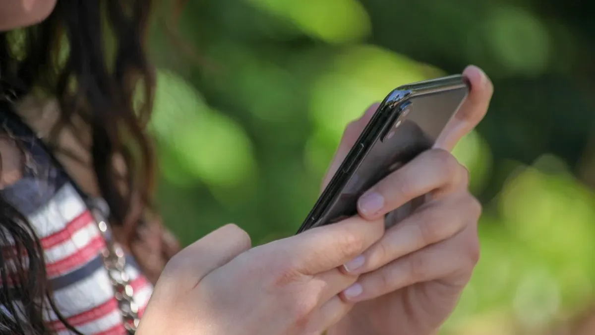 Uruguay se inspira en Islandia: Un Modelo Innovador para el Bienestar Digital Adolescente