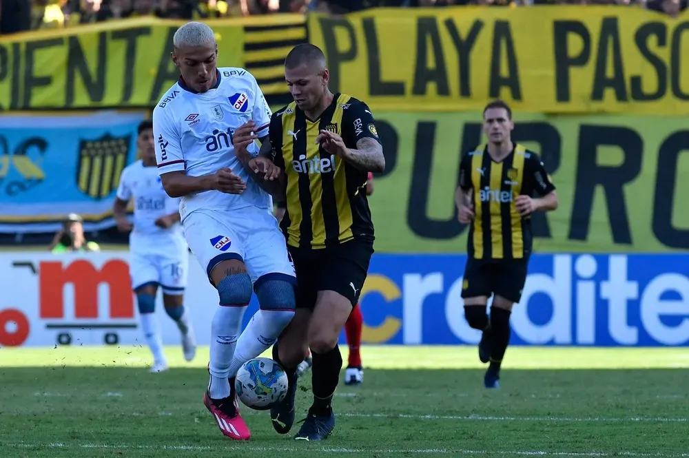 Fagundez y Coelho durante un clásico