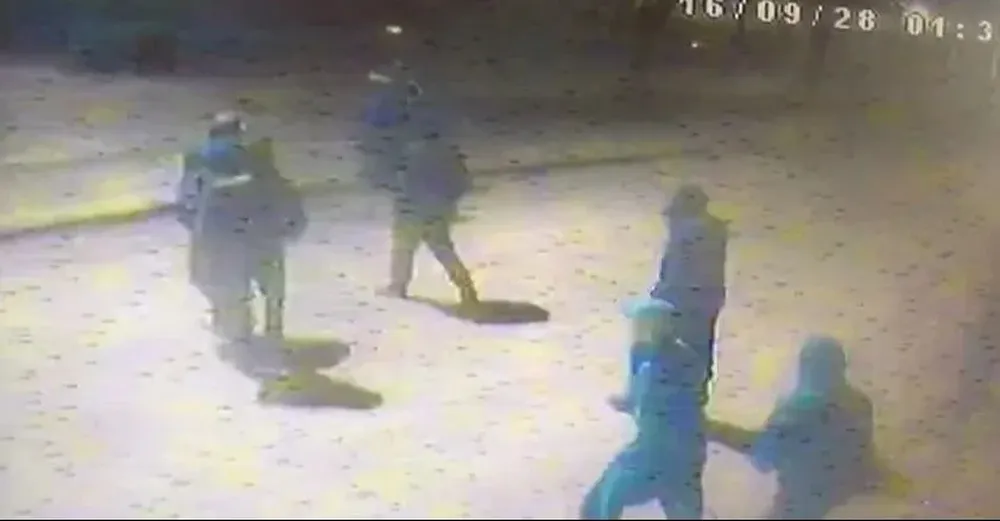 Imágenes que muestran a varios de los hinchas de Nacional condenados en el lugar donde fue asesinado Fiorito