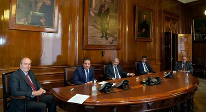 El director interino José Amorín Batlle, el nuevo presidente Salvador Ferrer, el subsecretario de Economía Alejandro Irastorza, el presidente saliente Jorge Polgar y el nuevo director Pablo Sitjar