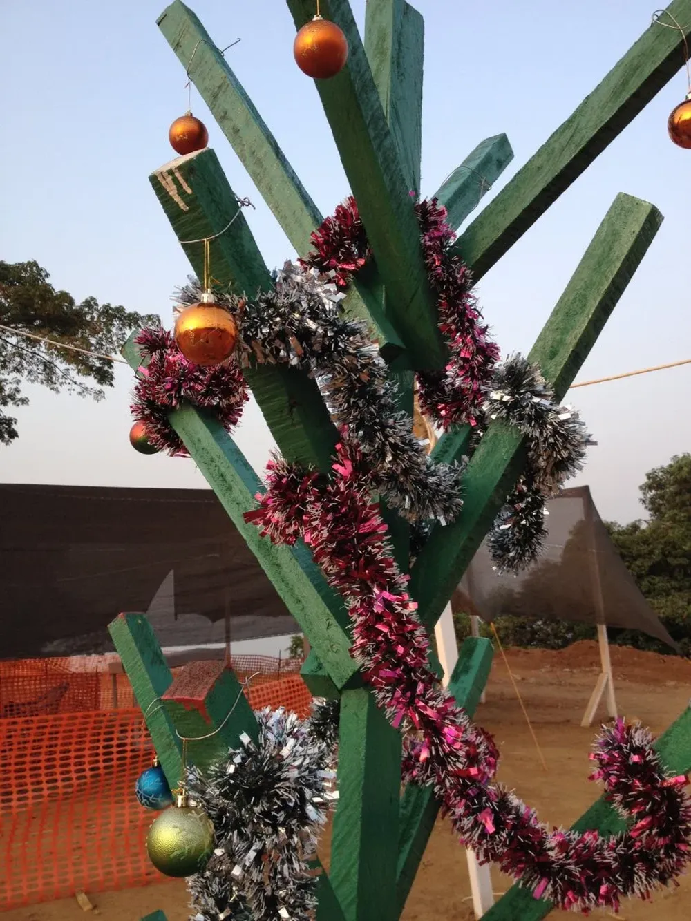 Decoración navideña en un centro de tratamiento de pacientes con ébola en Sierra Leona.