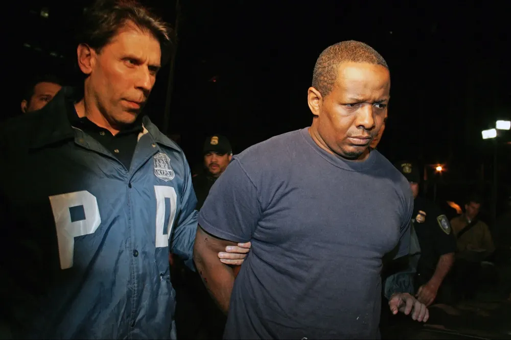 James Cromitie es escoltado por agentes de Policía desde un edificio federal en Nueva York tras ser detenido por cargos de terrorismo.