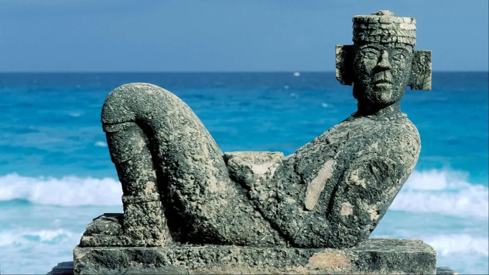 Estas esculturas son comúnmente asociadas con la cultura maya, pero ésta no fue la única que las tuvo.