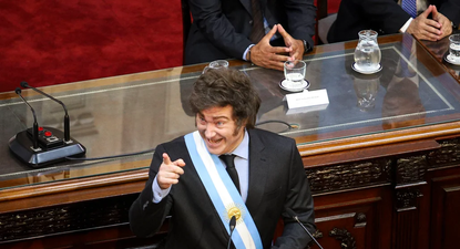 En el reportaje con el medio estadounidense, Javier Milei defendió su política de ajuste y reivindicó la motosierra como símbolo de su gestión.