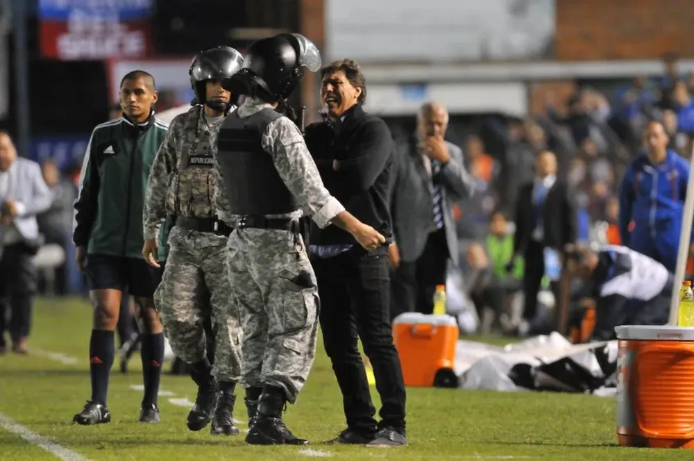 JR fue expulsado y lo tuvo que sacar la policía