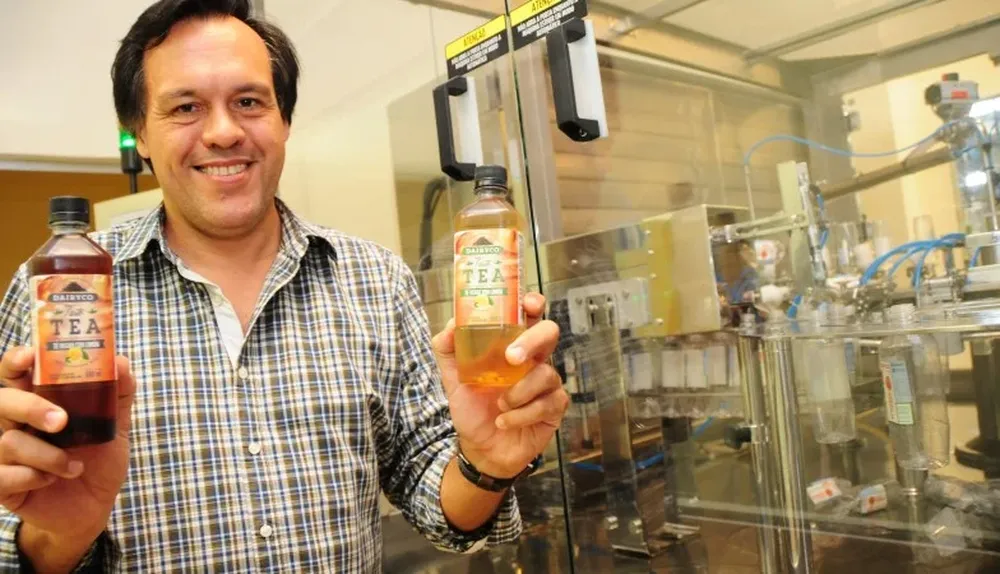 Marcelo Richly, en la planta de elaboración y embotellado de Dairyco con la nueva línea de té frío