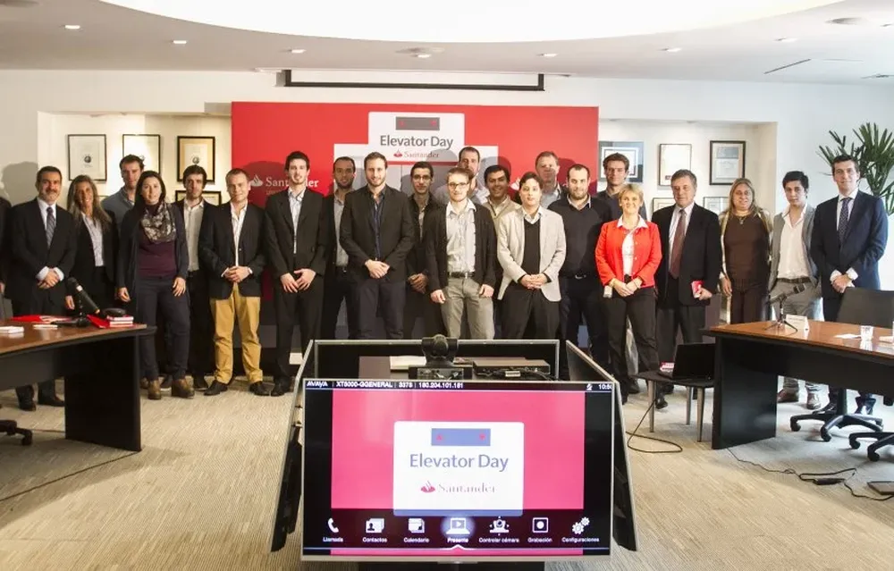 Emprendedores de las pre incubadoras universitarias junto a autoridades del banco