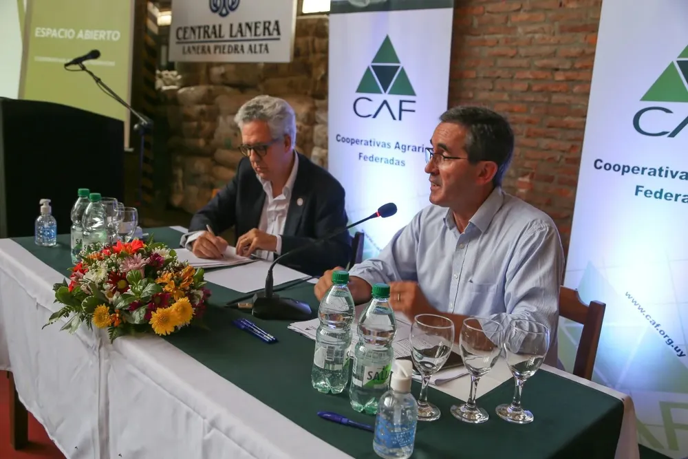 Vicente Plata y Pablo Perdomo firmaron el acuerdo por FAO y CAF.