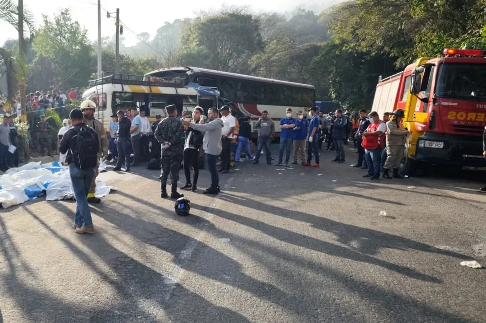 Uno de los autobuses viajaba sin pasajeros hacia el centro del país luego de dejar migrantes en la frontera con Guatemala y el otro, lleno de personas, iba hacia Santa Rosa de Copán.
