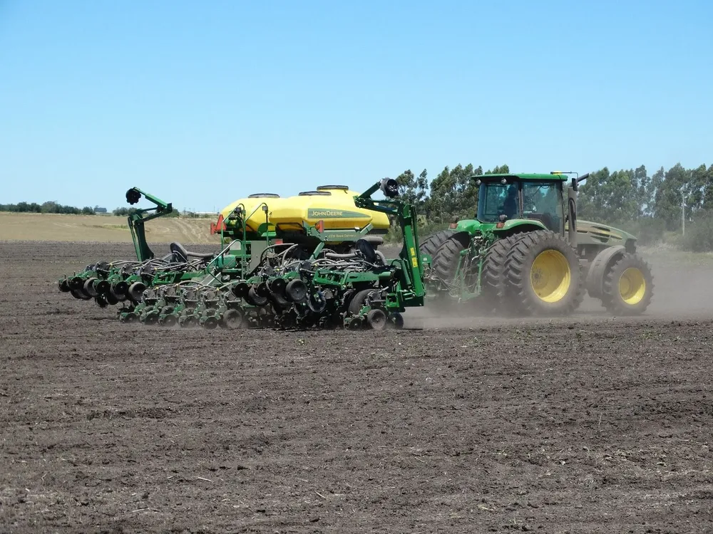 Para llegar a la decisión de ajuste se consideran los factores combustible, mano de obra, dólar y costo de la maquinaria.