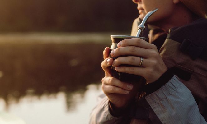 Foto de banco de imágenes de una mujer tomando mate