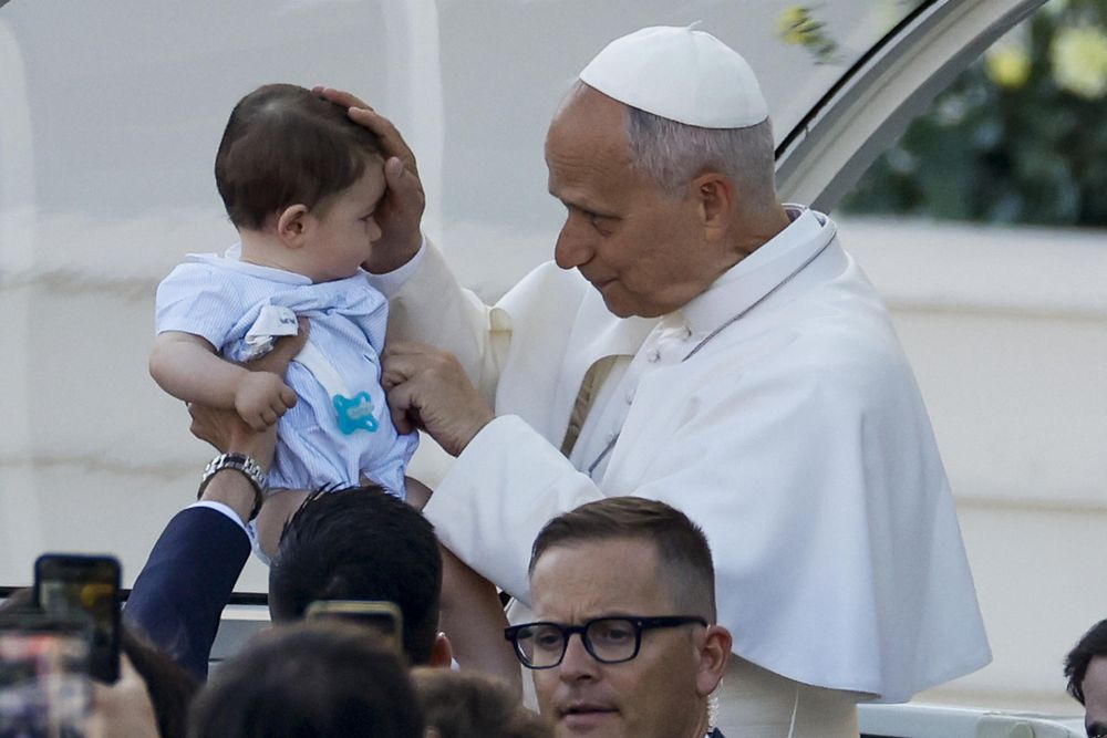 El papa León XIV bendice a un niño durante la procesión del Corpus Christi tras la misa oficiada este domingo en la Plaza de Cibeles de Madrid. El papa León XIV bendice a un niño durante la procesión del Corpus Christi tras la misa oficiada este domingo en la Plaza de Cibeles de Madrid.