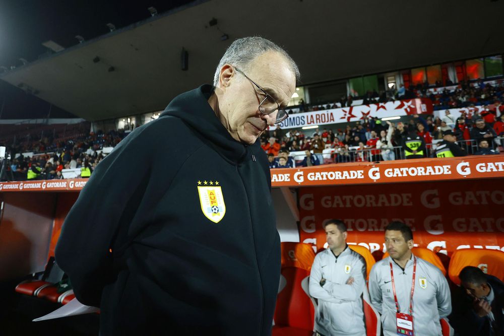 El entrenador de Uruguay, Marcelo Bielsa, reacciona en un partido por las eliminatorias a la Copa Mundial 2026 entre Chile y Uruguay en el estadio Julio Martínez Prádanos, en Santiago&nbsp;