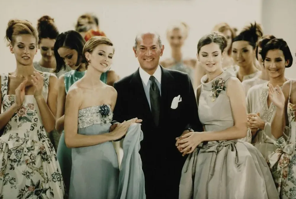 Óscar de la Renta al final de un desfile de 1995