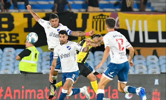 Diego Polenta y Gabriel Báez de Nacional ante Peñarol