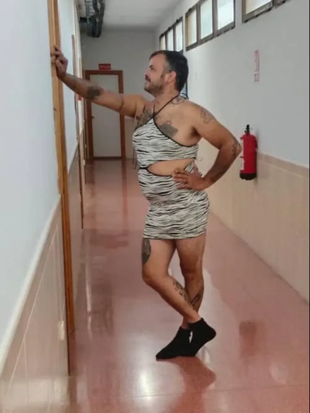 La cabo Roberto posa con un vestido en el cuartel de Ceuta