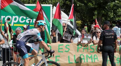 Un grupo de personas durante una concentración contra la participación de Israel en la Vuelta Ciclista a España, a 7 de septiembre de 2025, en Vegadeo (Asturias). (Europa Press)