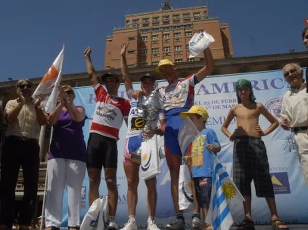 El Corcho Cline festejó su triunfo en Rutas de América.