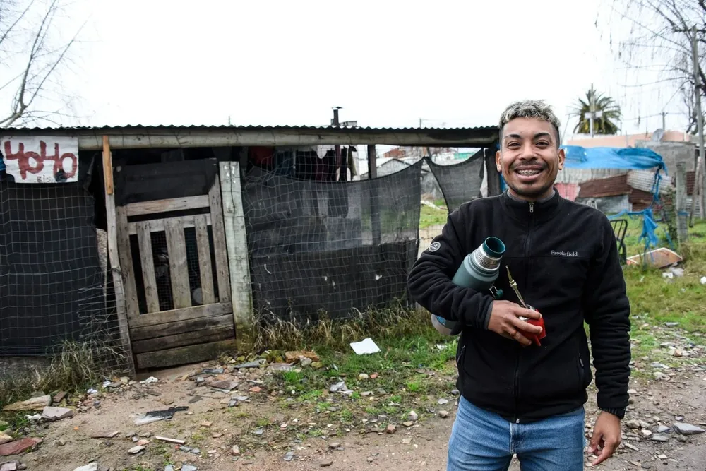 Esteban Ferrón en el frente de su casa