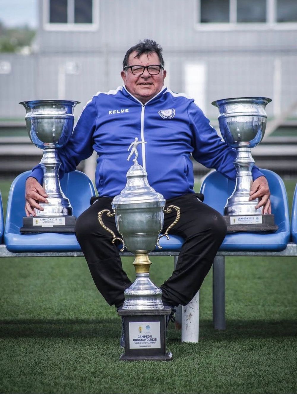Ramón Silvera con las copas de Paysandú FC