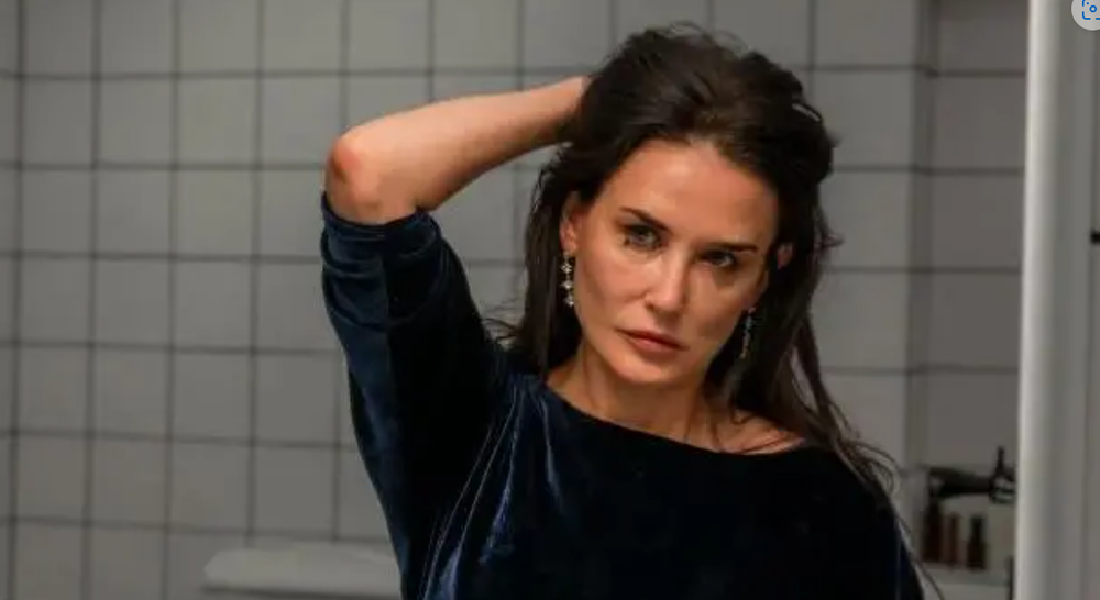 Demi Moore interpreta a Elizabeth Sparkle, una estrella televisiva en decadencia, en The Substance.