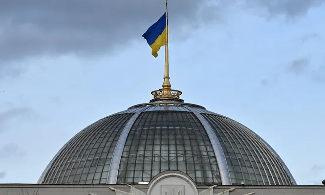 Bandera de Ucrania alzada en el Parlamento