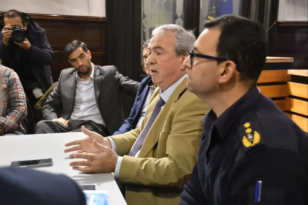 Heber expone ante la atenta mirada de Héctor Bergaló