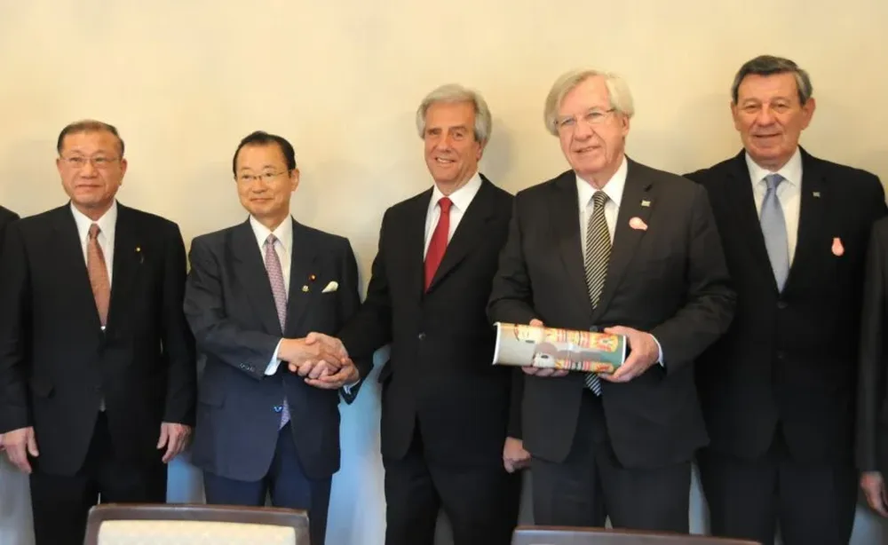 El presidente Vázquez y los ministros Astori  y Nin Novoa en la conferencia de prensa  en Tokio.