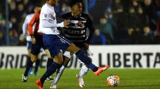Kevin Ramirez pelea la pelota con Elias en el partido de ida contra Corinthians en el Parque Central