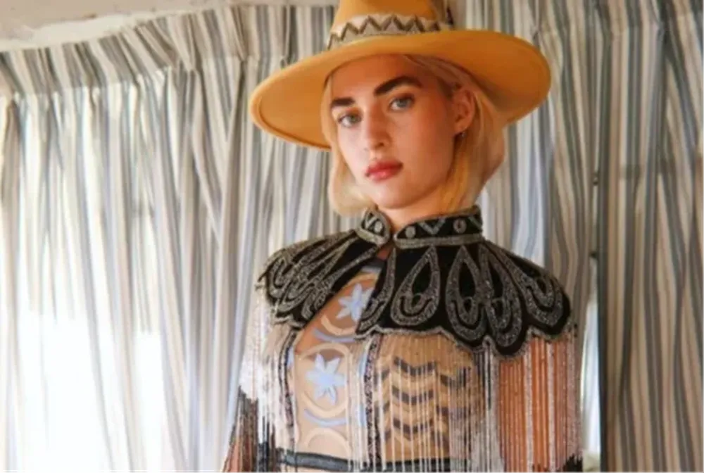 La joven Fort en una de sus primeras pasadas