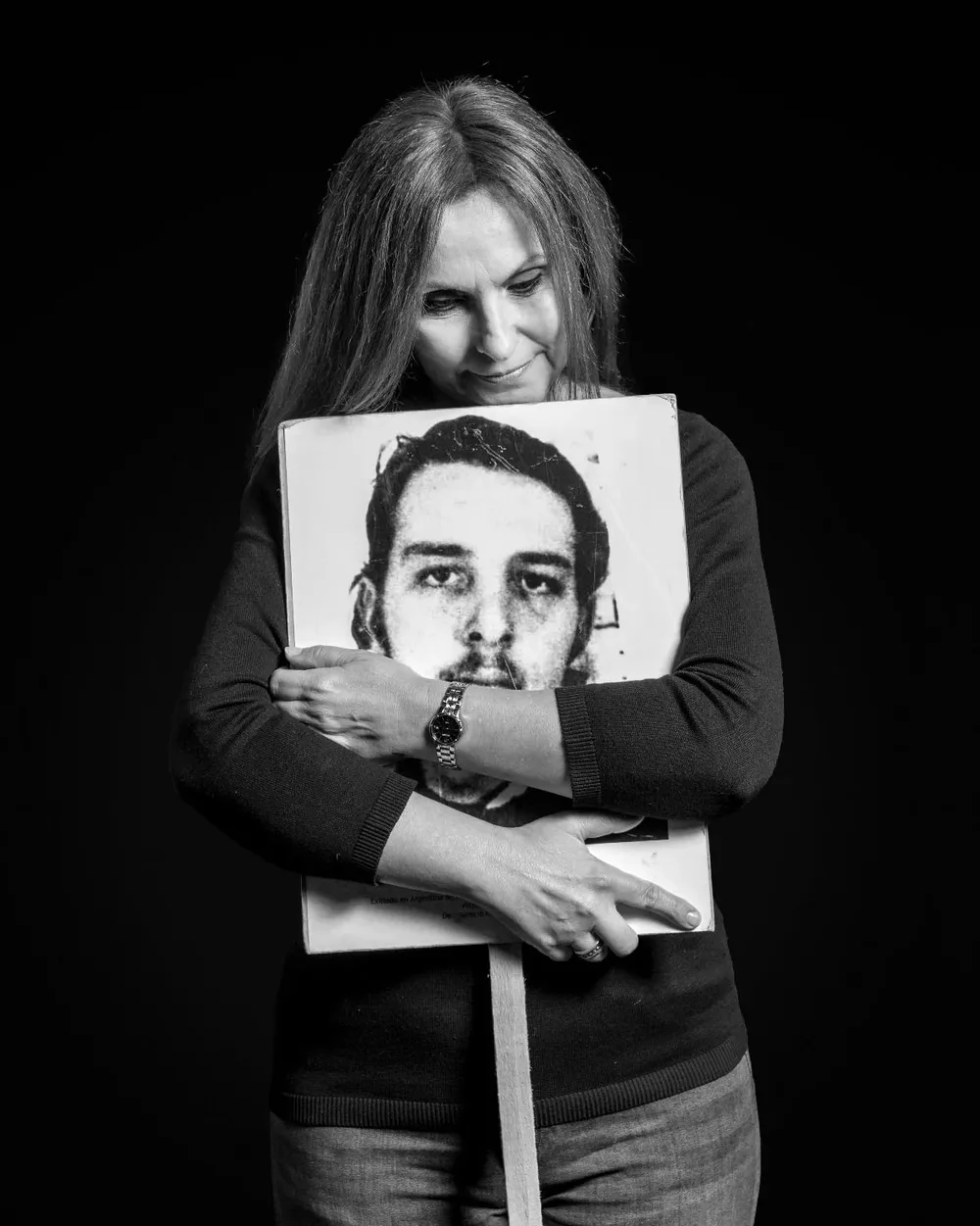 La escritora Claudia Amengual junto al retrato del estudiante Enrique Lucas López