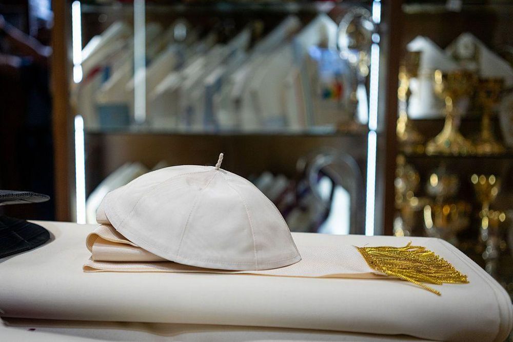 El blanco es el color reservado para el papa, aunque otras prendas reservadas para el pontífice puede tener colores como el rojo.