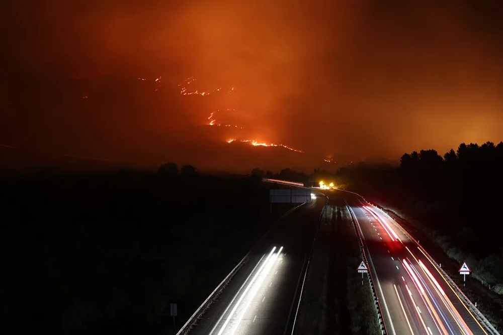 Vista de la A-52 en la madrugada de este domingo, en Orense (Galicia). (EFE)