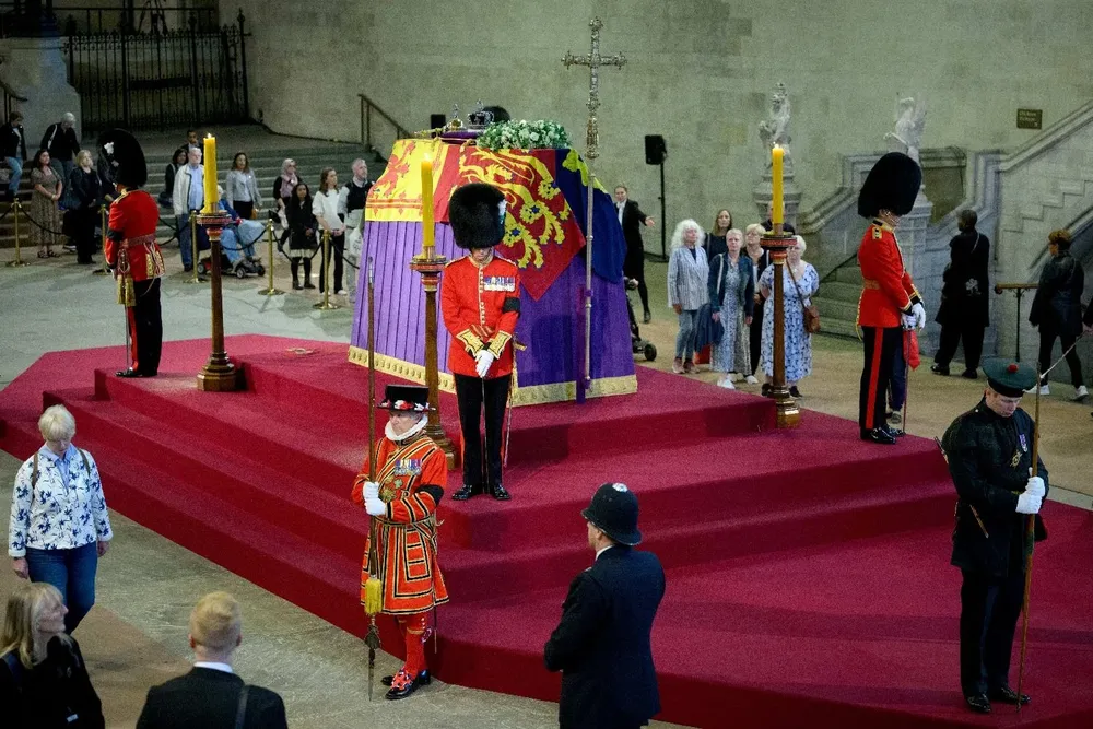 La ceremonia, denominada capilla ardiente, se realiza en la Abadía de Westminster